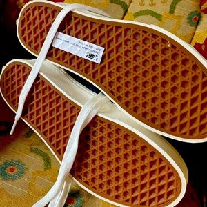 Fun checkered Vans shoes!! Don’t miss this sale, excellent condition!